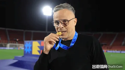 C罗参观皇马训练：与前教练团队及年轻球员合影